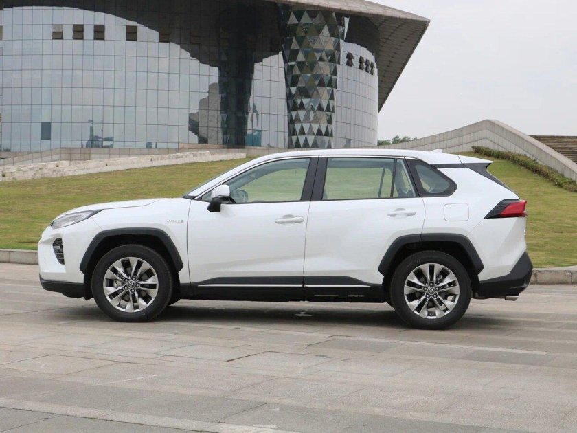 Белая тойота рав 4