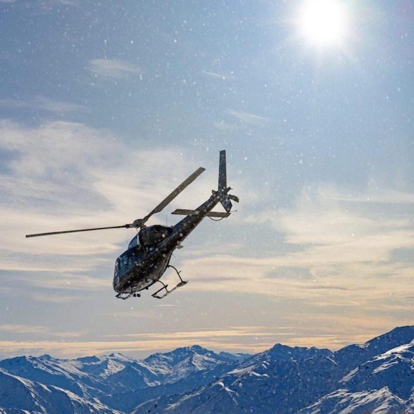 Вертолет над лесом