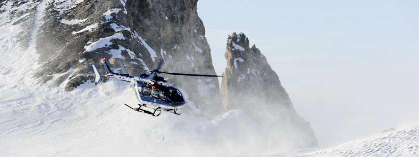 Заснеженный вертолет