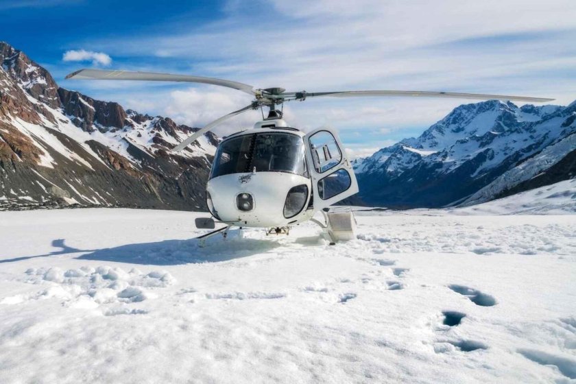Вертолет сел в снежных горах