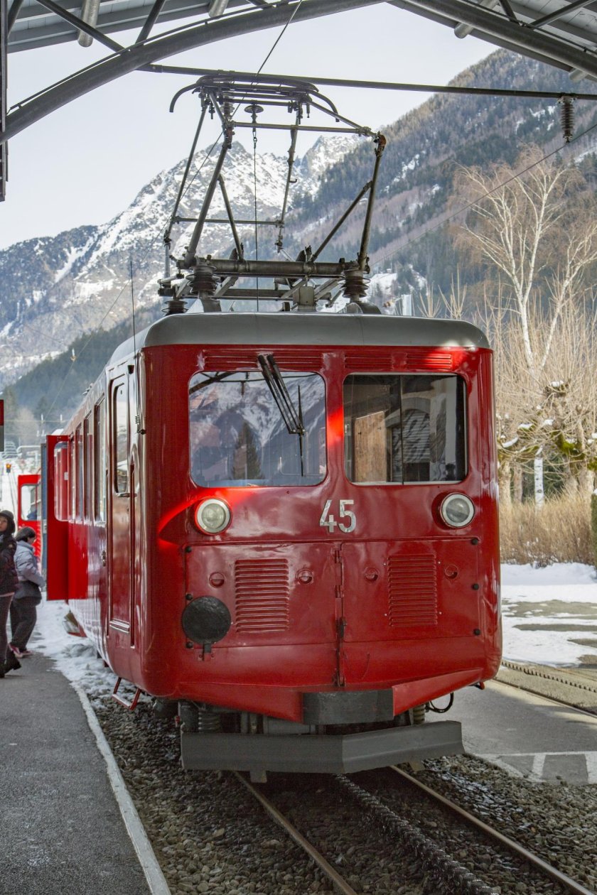 Красный поезд большой