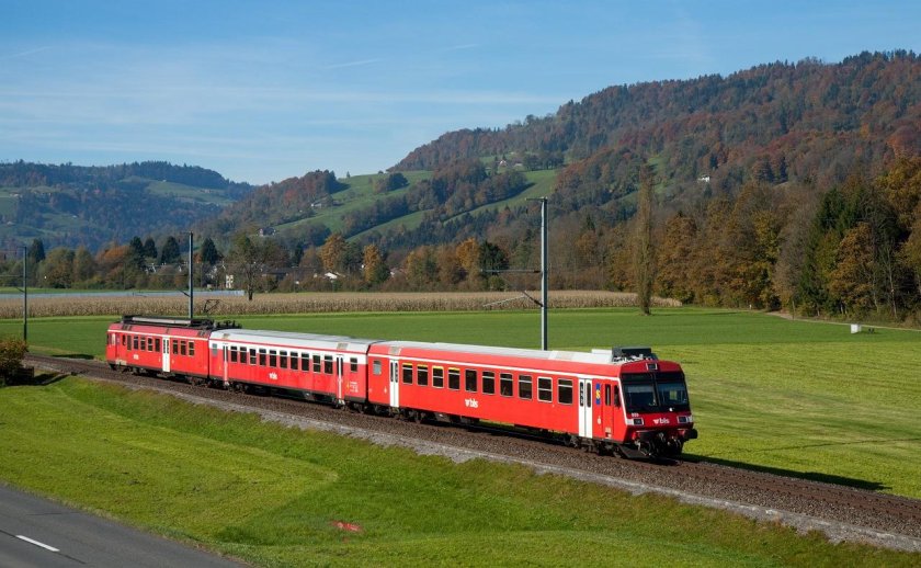 Красный экспресс поезд