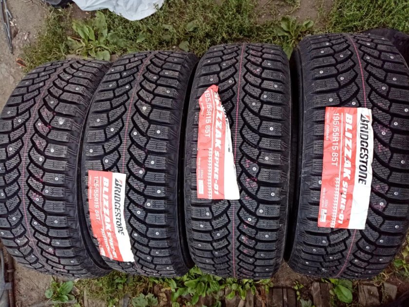 Bridgestone Blizzak Spike-01