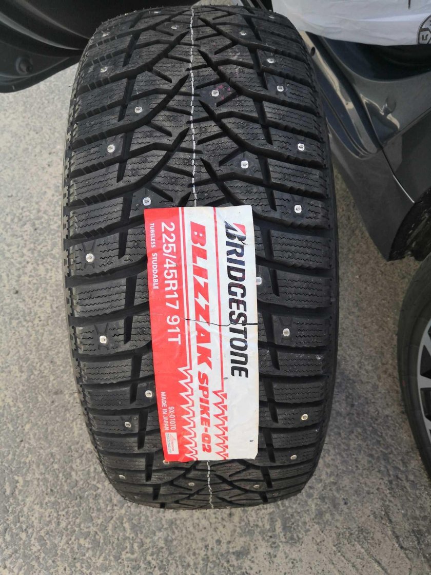 Bridgestone Blizzak Spike-02
