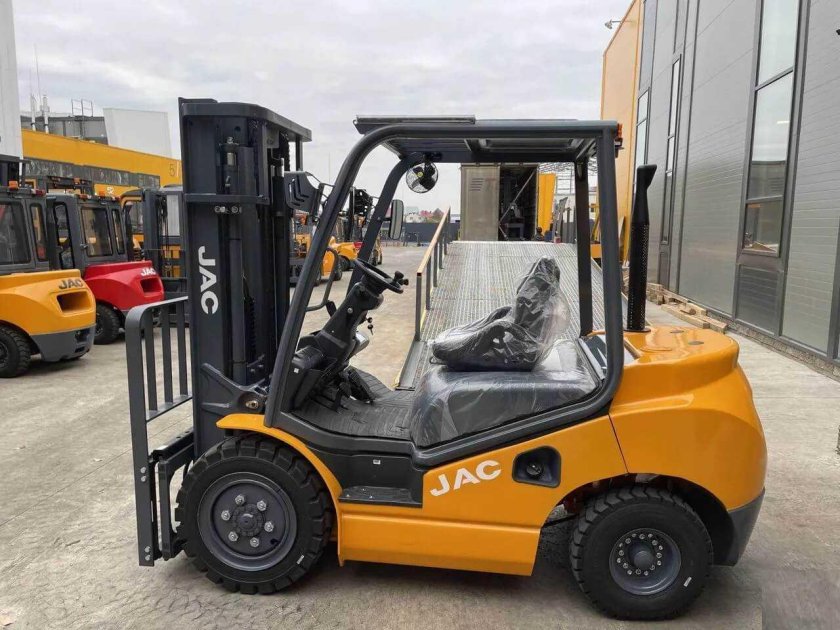 Вилочный погрузчик JAC 35 объём топливного бака
