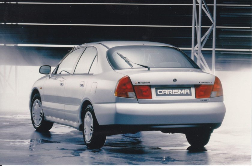 Mitsubishi Carisma 2000 седан
