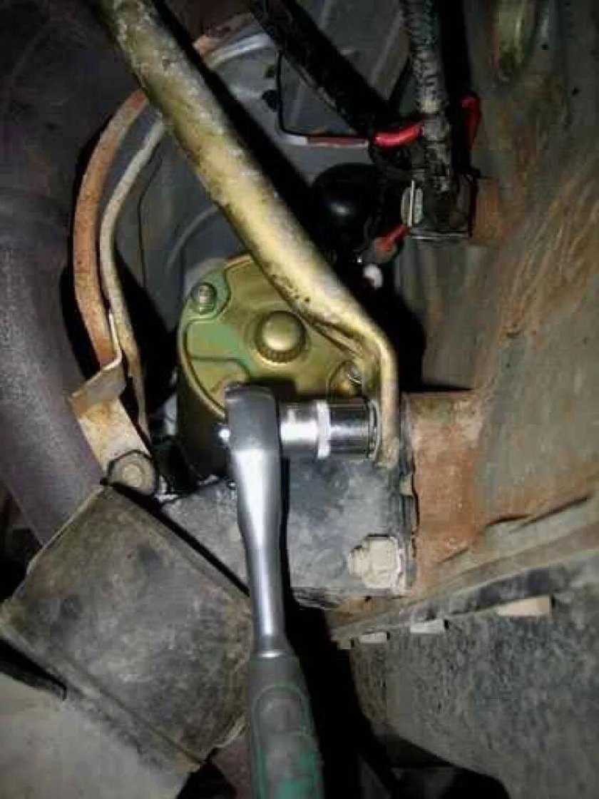 Болт крепления стартера Нива 2121