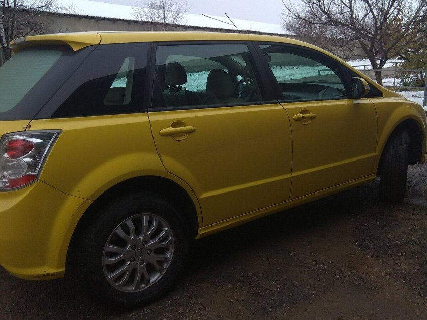 BYD e6 Yellow