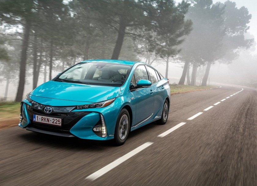Тойота Приус 2022