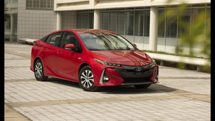Тойота Приус 2022