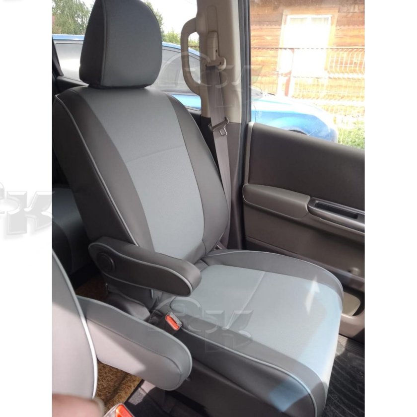 Чехлы тойота исис