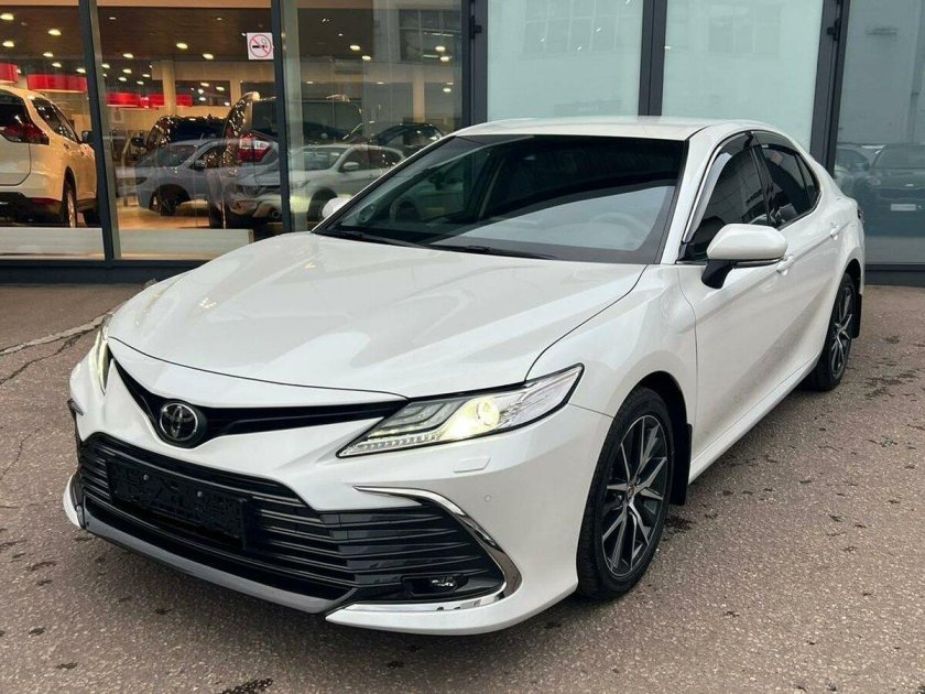 Тойота Камри белая 2023