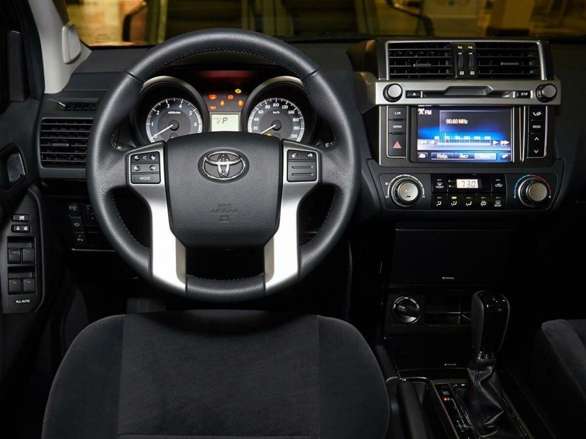 Toyota Land Cruiser Prado 2017 салон