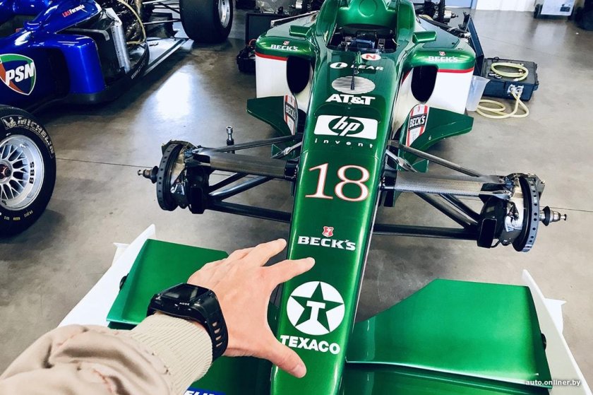 Болид формулы 1 на дороге общего пользования