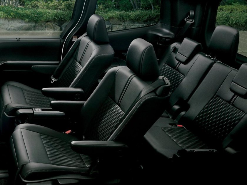 Тойота Voxy 2022