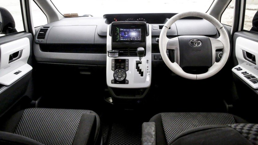 Toyota Noah 2008 салон