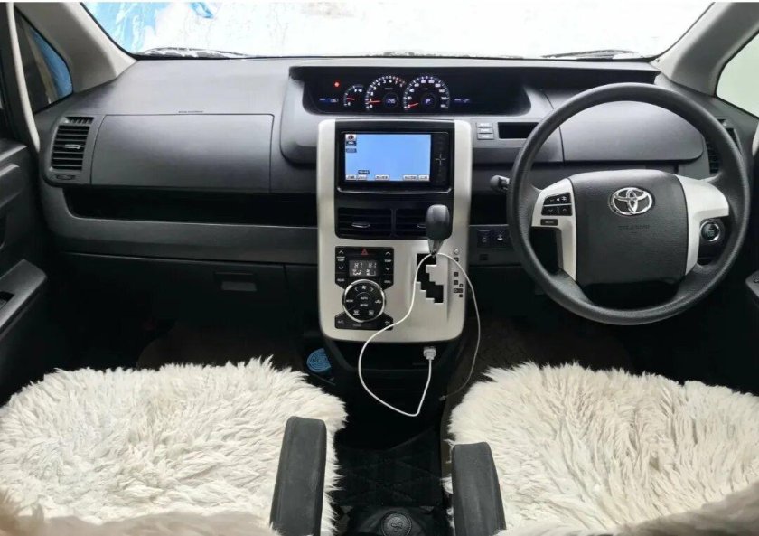 Toyota Noah 2010 салон