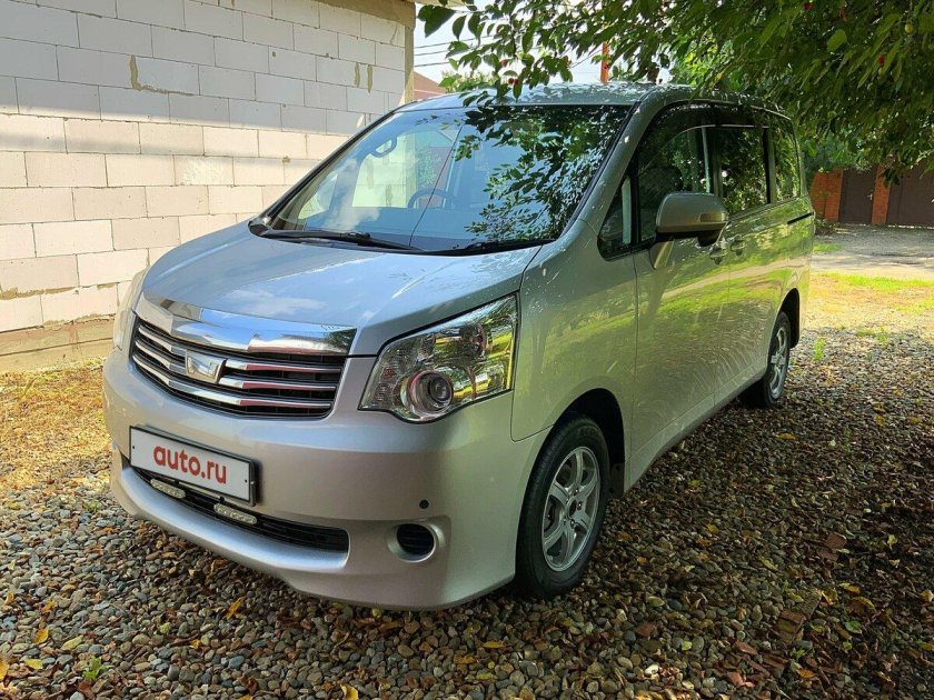 Toyota Noah 2011
