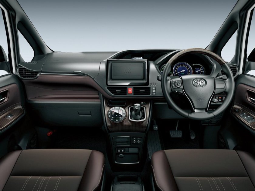 Тойота Вокси 2017