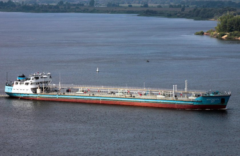 Танкер Волгонефть 37