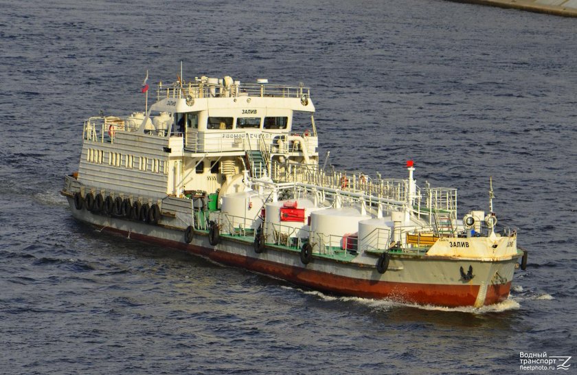 Танкер залив