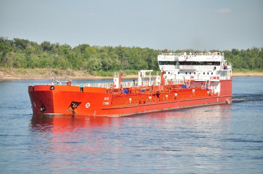 Танкер Яков Гунин