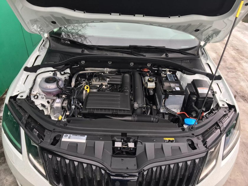 Подкапотка Октавия а7