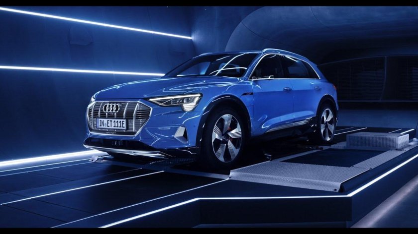 Ауди е трон синий