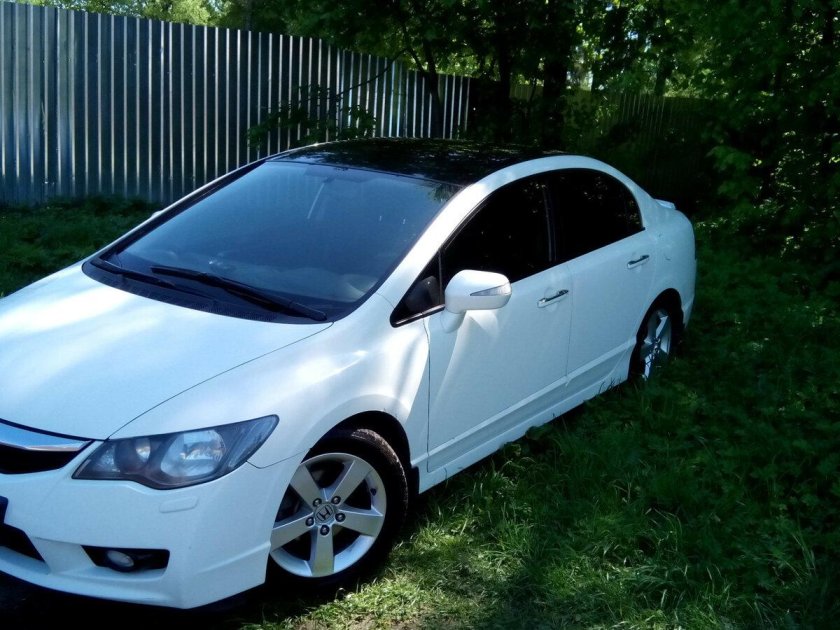 Хонда Цивик 4д белый с черной крышей