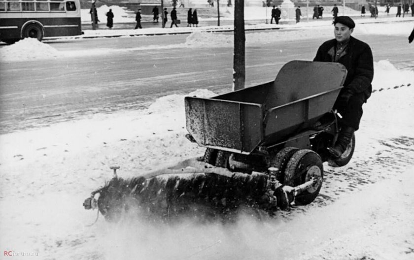 Тротуароуборочная машина тум-57