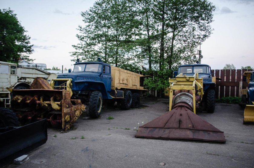 Аэродромный очиститель ВПП КРАЗ-255 Горыныч