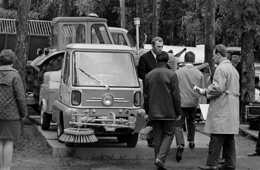 Тротуароуборочная машина