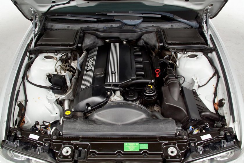 Подкапотка БМВ 740