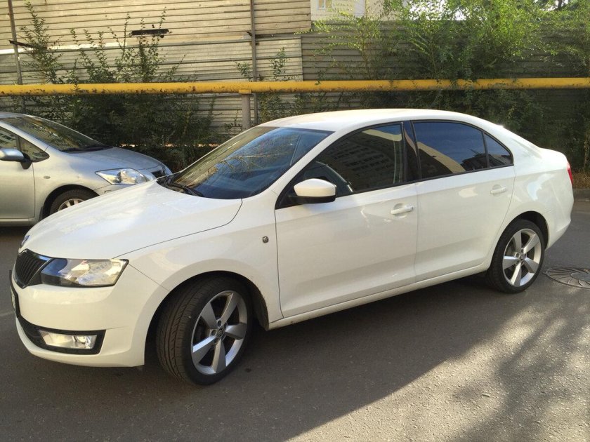 Белый шкода рапид