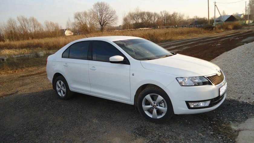 Шкода Рапид белого цвета