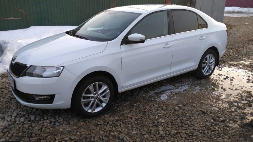 Шкода Рапид белая