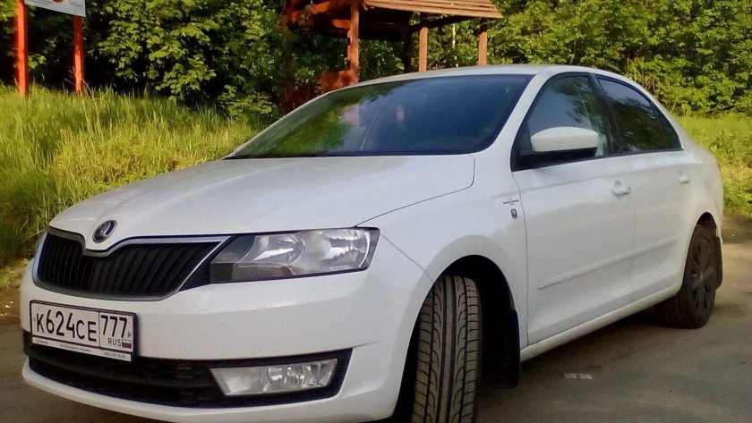 Шкода Рапид белая