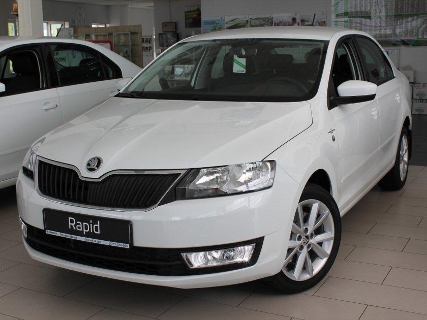 Шкода Рапид белая