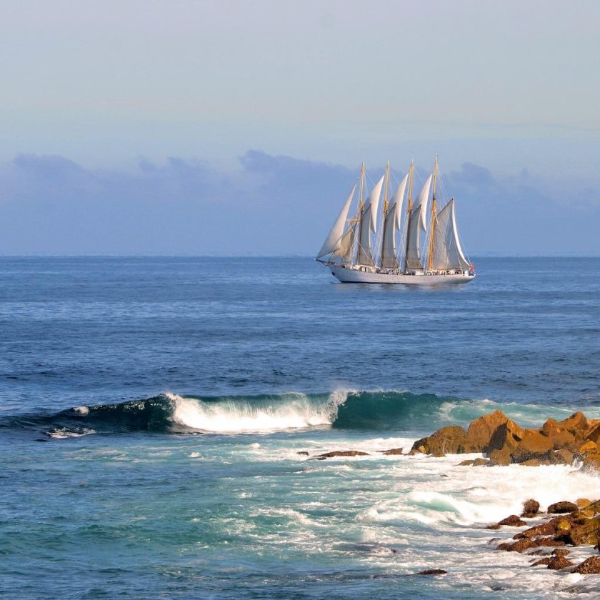 Корабль в море