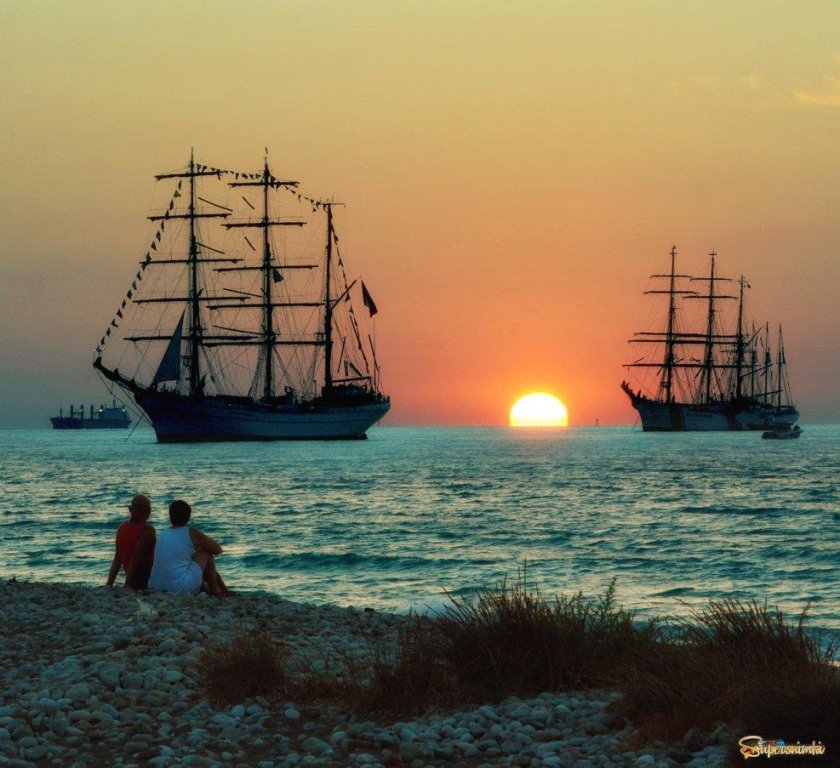 Корабль в море