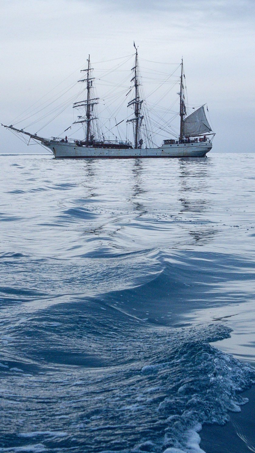 Корабль в море