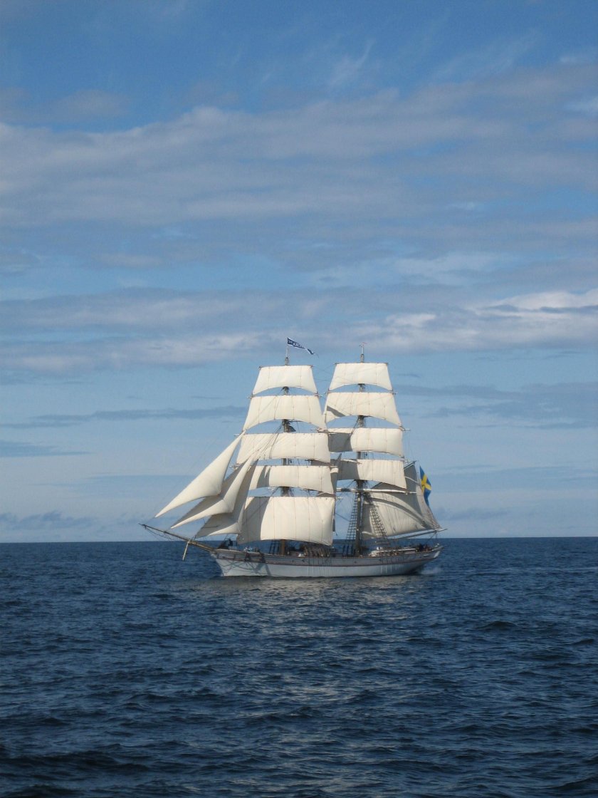 Корабль в море