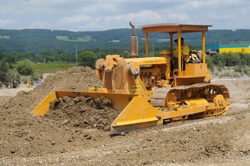 Гусеничный бульдозер Вольво