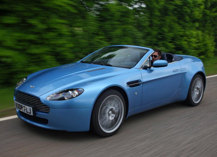 Aston Martin v8 Vantage родстер.