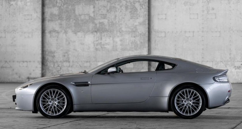 Астон Мартин 2005