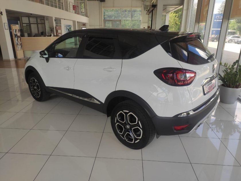 Рено Каптур белый с черной крышей