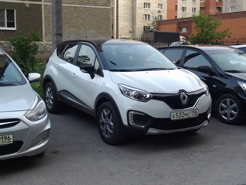 Рено Каптур белый с черной крышей