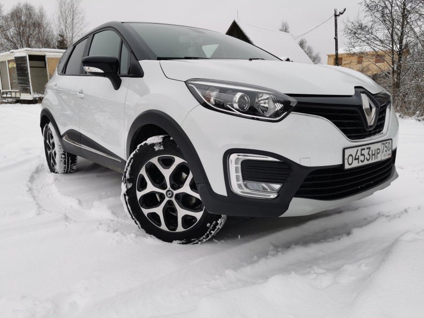 Рено Каптур белый с черной крышей