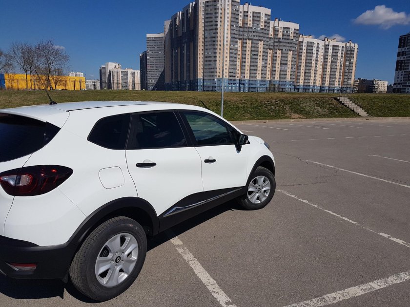 Рено Каптур белый с черной крышей