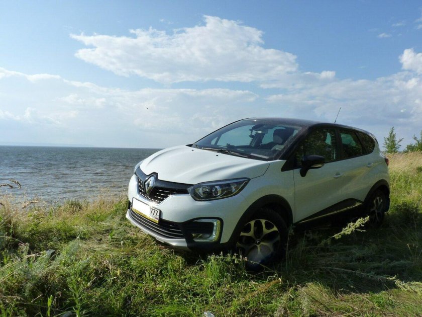 Рено Каптур белый с черной крышей